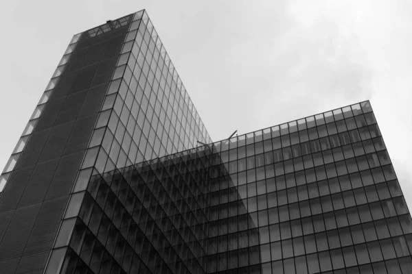 法国巴黎一座现代玻璃建筑的灰度照片 — 图库照片