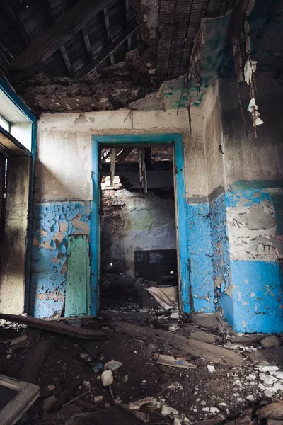 Plano Vertical Del Interior Una Casa Abandonada — Foto de Stock