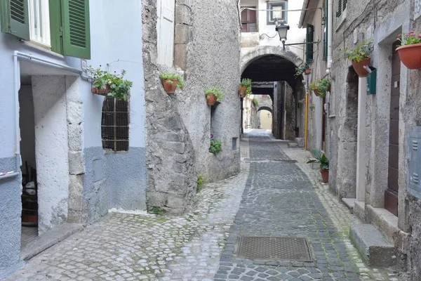イタリア ローマの近くの村Guarcinoに古い家がある狭い通り — ストック写真