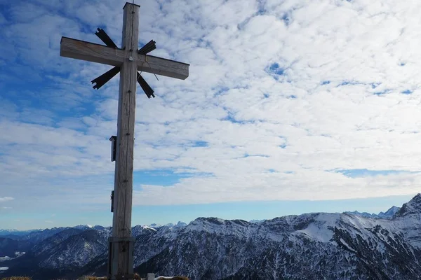 Ένας Ξύλινος Σταυρός Στην Κορυφή Του Scheinbergspitze Ammergau Άλπεις Καλύπτονται — Φωτογραφία Αρχείου