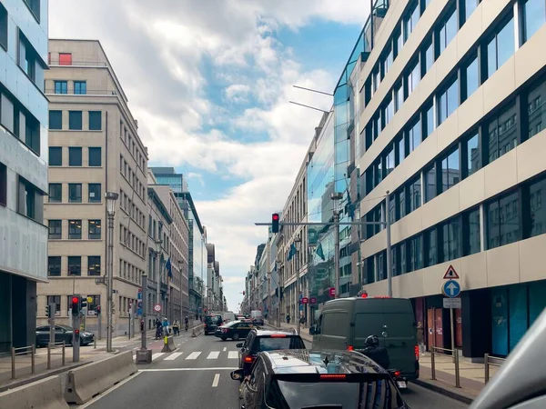 Few Cars Stopped Red Traffic Light Brussels — Stock Photo, Image