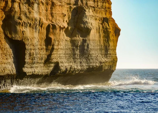 Malowniczy Widok Klifów Nad Morzem Świetle Dnia — Zdjęcie stockowe