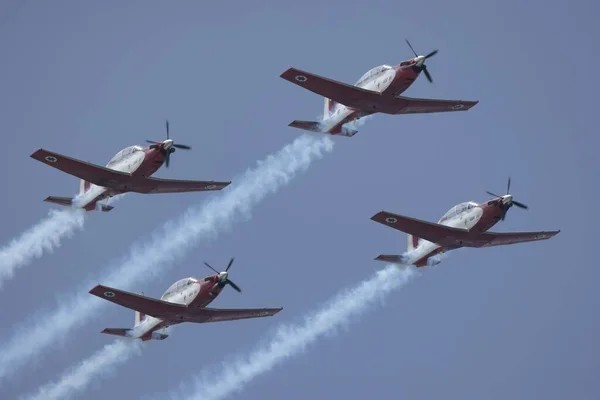 Cztery Samoloty Śladami Błękitnym Niebie — Zdjęcie stockowe