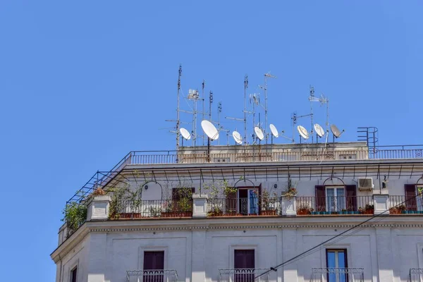 Alacsony Látószögű Műholdas Antennák Antennák Tetején Egy Polgári Épület — Stock Fotó