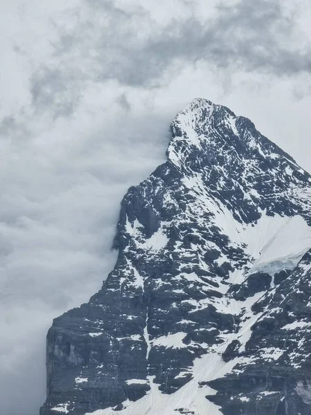 Κοντινό Πλάνο Ενός Χιονισμένου Βουνού Eiger Σύννεφα Που Καλύπτουν Μία — Φωτογραφία Αρχείου
