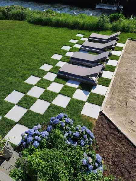 Vertical Shot Beautiful Back Yard Checkered Patterned Stepping Stones Sun — Stock Photo, Image