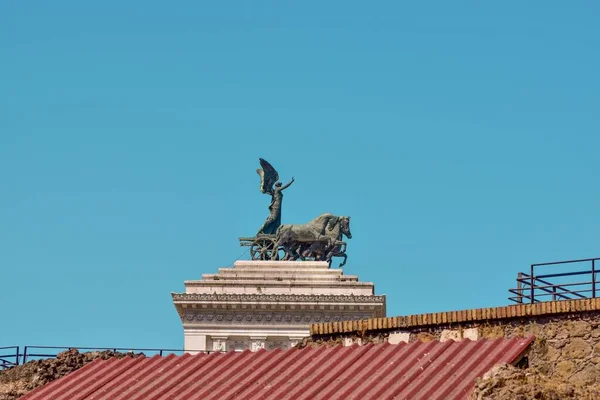 维多利亚女神的雕像骑在四边形雕像上 Altare Della Patria — 图库照片