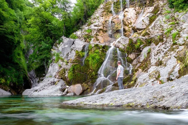 2022年7月 意大利弗留利西亚朱利亚地区乌迪纳省塔尔森托克罗斯瀑布景观 — 图库照片