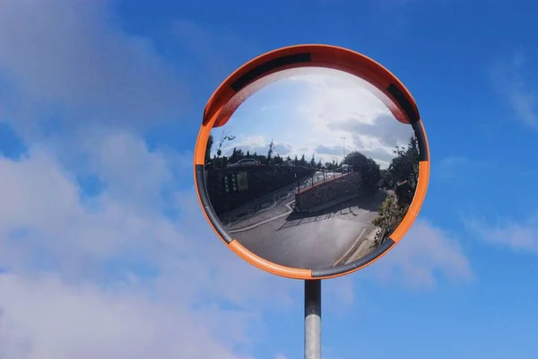 Uno Specchio Stradale Contro Cielo Nuvoloso — Foto Stock