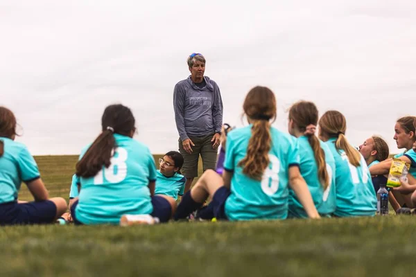Μια Ομάδα Νεαρών Κοριτσιών Μπλε Στολές Και Προπονητής Είχαν Μια — Φωτογραφία Αρχείου