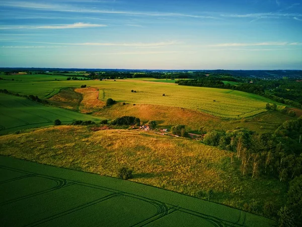 青空を背景に広大な緑と黄色の田園風景 — ストック写真