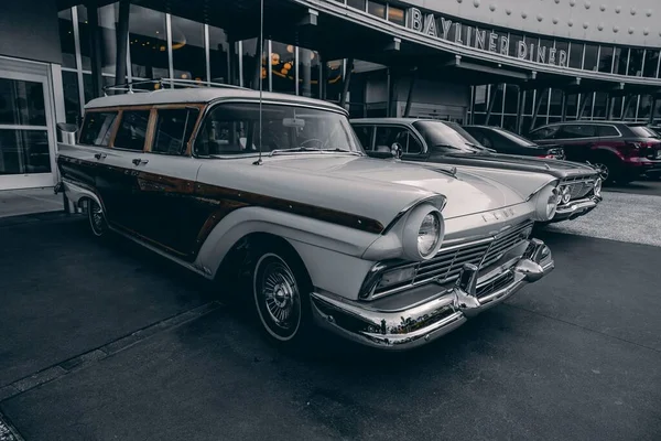Ένα Vintage Ford Country Sedan Σταθμευμένο Μπροστά Από Bayliner Δείπνο — Φωτογραφία Αρχείου