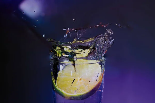 Eine Nahaufnahme Einer Limette Die Ein Glas Wasser Mit Violettem — Stockfoto
