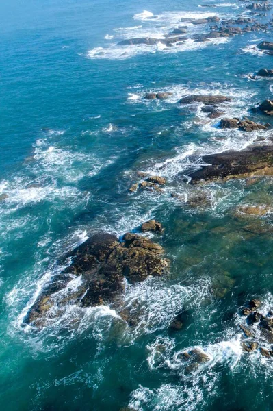 Drone Vue Aérienne Des Vagues Sur Rivage Rocheux Dans Océan — Photo