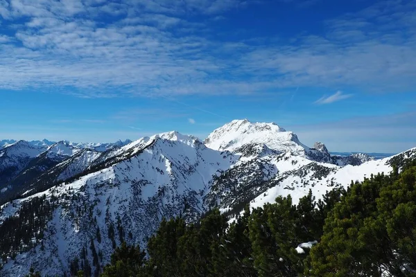 Een Luchtfoto Van Sneeuwkap Bergketen Groene Bossen Tegen Blauwe Bewolkte — Stockfoto