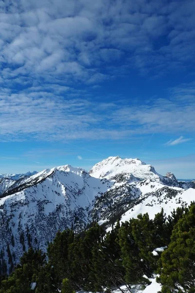 Uma Vista Aérea Cordilheira Boné Neve Florestas Verdes Contra Céu — Fotografia de Stock