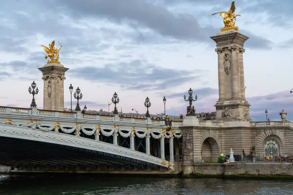 Paris Bulutlu Bir Gökyüzünün Altındaki Pont Alexandre Iii Köprüsünün Güzel — Stok fotoğraf