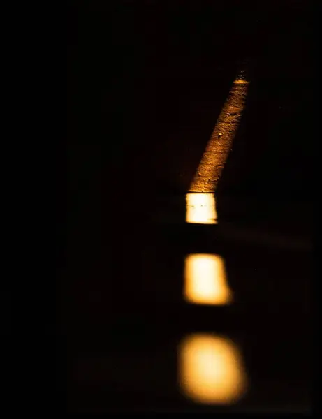 Tiro Vertical Uma Luz Que Reflete Uma Parede Escura — Fotografia de Stock