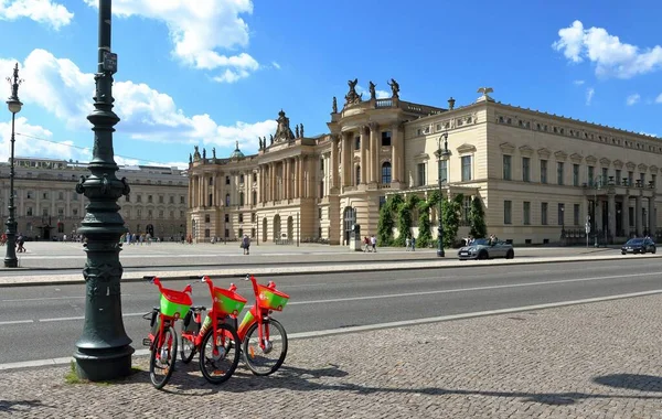 Τρία Ενοικιαζόμενα Ποδήλατα Σταθμευμένα Στο Διάσημο Unter Den Linden Στο — Φωτογραφία Αρχείου