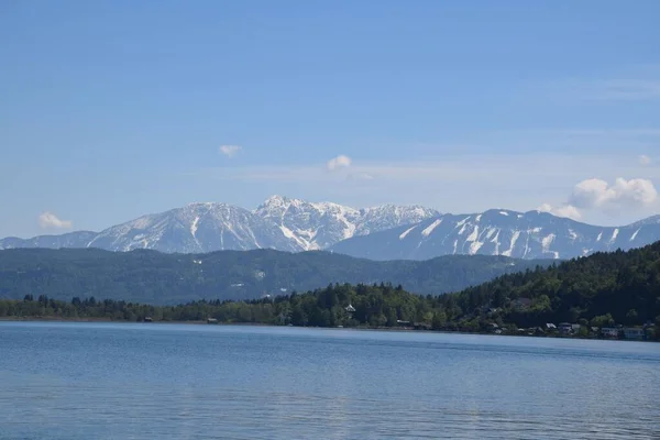 Hermoso Plano Lago Rodeado Bosques Montañas —  Fotos de Stock