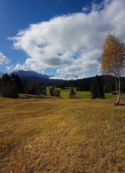 Pionowe Zdjęcie Pięknych Gór Pobliżu Lasu Mittenwald Niemcy — Zdjęcie stockowe