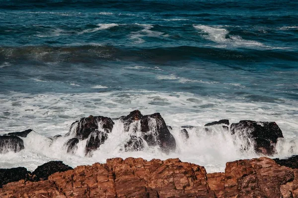 Ondas Batendo Rochas Costa Leste África Sul — Fotografia de Stock