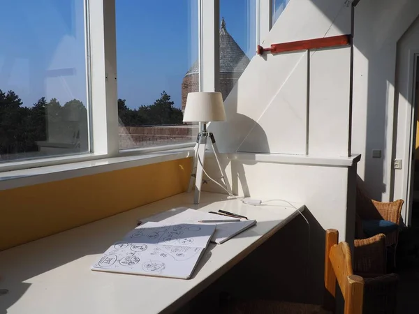 Odada Rahat Bir Köşe Çizim Notları Kalemler Masada Bir Lamba — Stok fotoğraf
