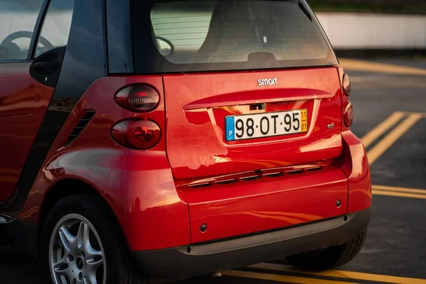 Tył Czerwonego Smart Fortwo Samochód Zaparkowany Ulicy — Zdjęcie stockowe