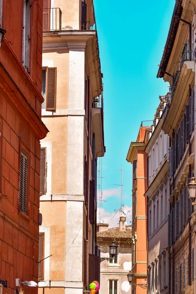 Barevné Budovy Proti Jasně Modré Obloze Římě Itálie — Stock fotografie