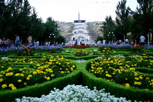 Erivan Ermenistan Önünde Çiçekler Olan Cascade Binasının Güzel Alçak Açısı — Stok fotoğraf