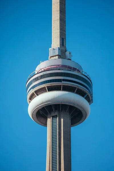 Een Verticaal Schot Van Top Van Toren Tegen Wolkenloze Lucht — Stockfoto