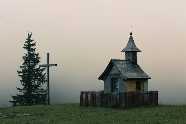 Vue Panoramique Une Petite Chapelle Bois Avec Une Grande Croix — Photo