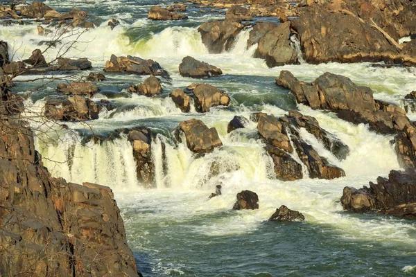 Een Rotsachtige Rivier Met Een Paar Watervallen — Stockfoto