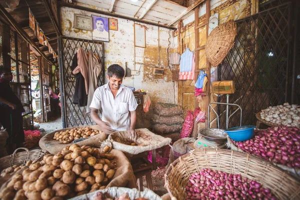 Uomo Che Vende Verdure Mercato — Foto Stock