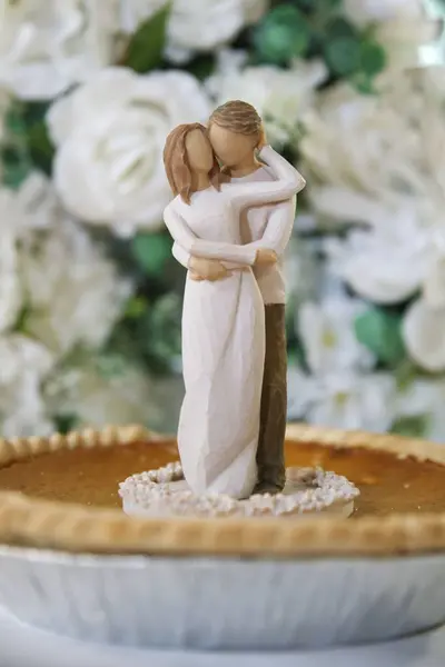 Vertical Closeup Shot Beautiful Couple Embracing Wedding Cake Figurine — Stock Photo, Image