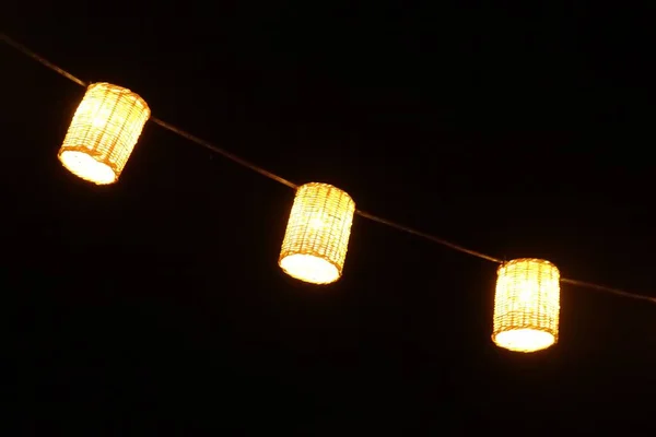 ภาพท สวยงามของโคมไฟท แสงแขวนอย องฟ ากลางค — ภาพถ่ายสต็อก