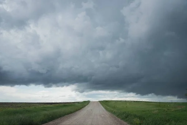 Загородная Дорога Через Пышные Зеленые Поля Темном Облачном Фоне Неба — стоковое фото