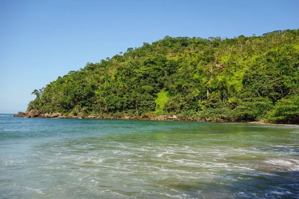 Een Schilderachtig Uitzicht Een Eiland Het Turquoise Zeewater — Stockfoto