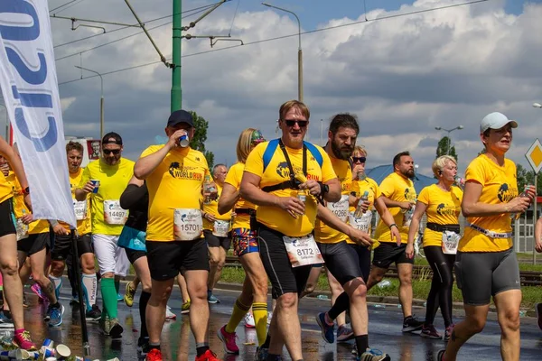 Bild Människor Som Springer Wings Life World Run Poznan Wlelkopolska — Stockfoto