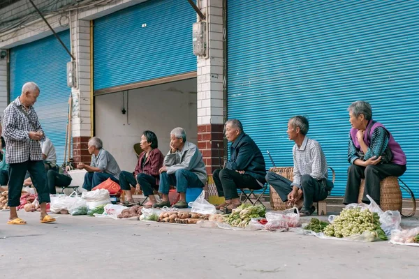 Egy Közeli Kép Idősekről Akik Árukat Árulnak Egy Kínai Vásáron — Stock Fotó