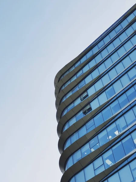 Низкий Угол Фасада Современного Бизнес Центра Голубыми Стеклянными Окнами Вертикальные — стоковое фото