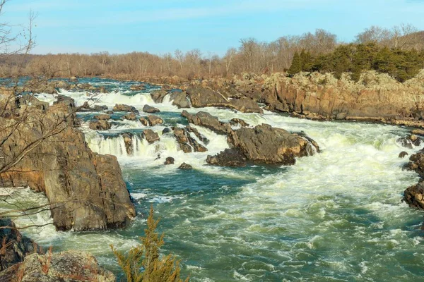 Μια Γραφική Θέα Ενός Ποταμού Που Ρέει Πάνω Από Βράχια — Φωτογραφία Αρχείου
