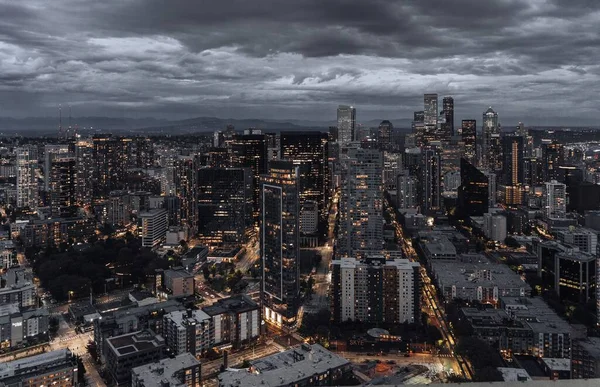 Вид Повітря Сіетл Сучасними Хмарочосами Вночі Фоні Хмарного Неба — стокове фото