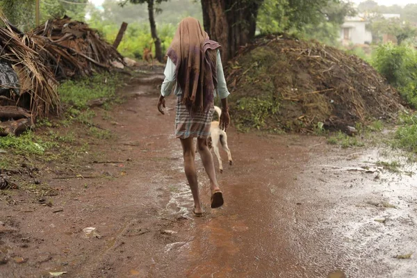 Una Persona Vestida Con Ropa Vieja Caminando Bosque Bidar India —  Fotos de Stock