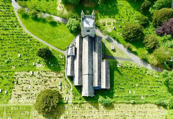 Luftaufnahme Eines Historischen Turms Einem Grünen Garten — Stockfoto