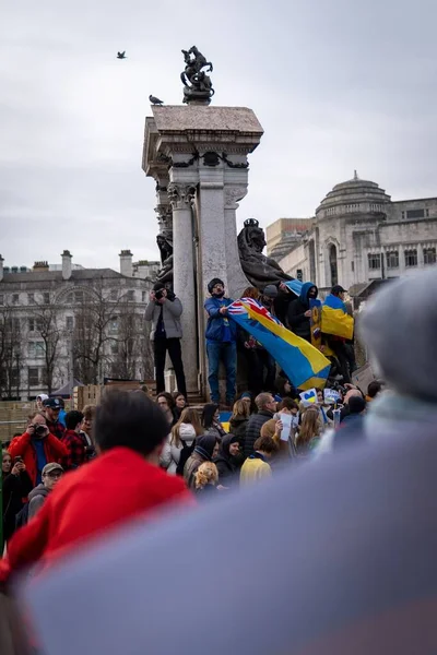 Lidé Protestující Proti Válce Vlajkami Ukrajiny Manchesteru — Stock fotografie