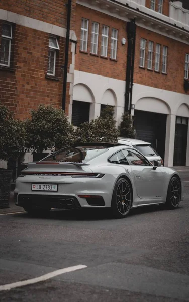 Szare Porsche 911 Widziane Londynie Koło Mayfair Deszczowym Dniu Światło — Zdjęcie stockowe