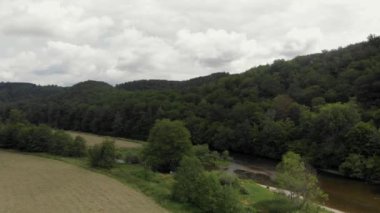 Bouillon 'daki vadide Semois Nehri' nin hava manzarası.