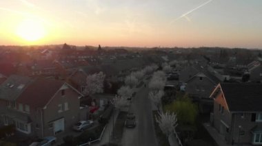 Gün batımındaki evlerin havadan görünüşü
