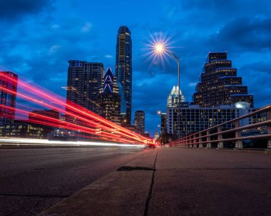 Kongre Bulvarı Köprüsü 'nün Austin, Teksas' a uzun bir açılımı var.